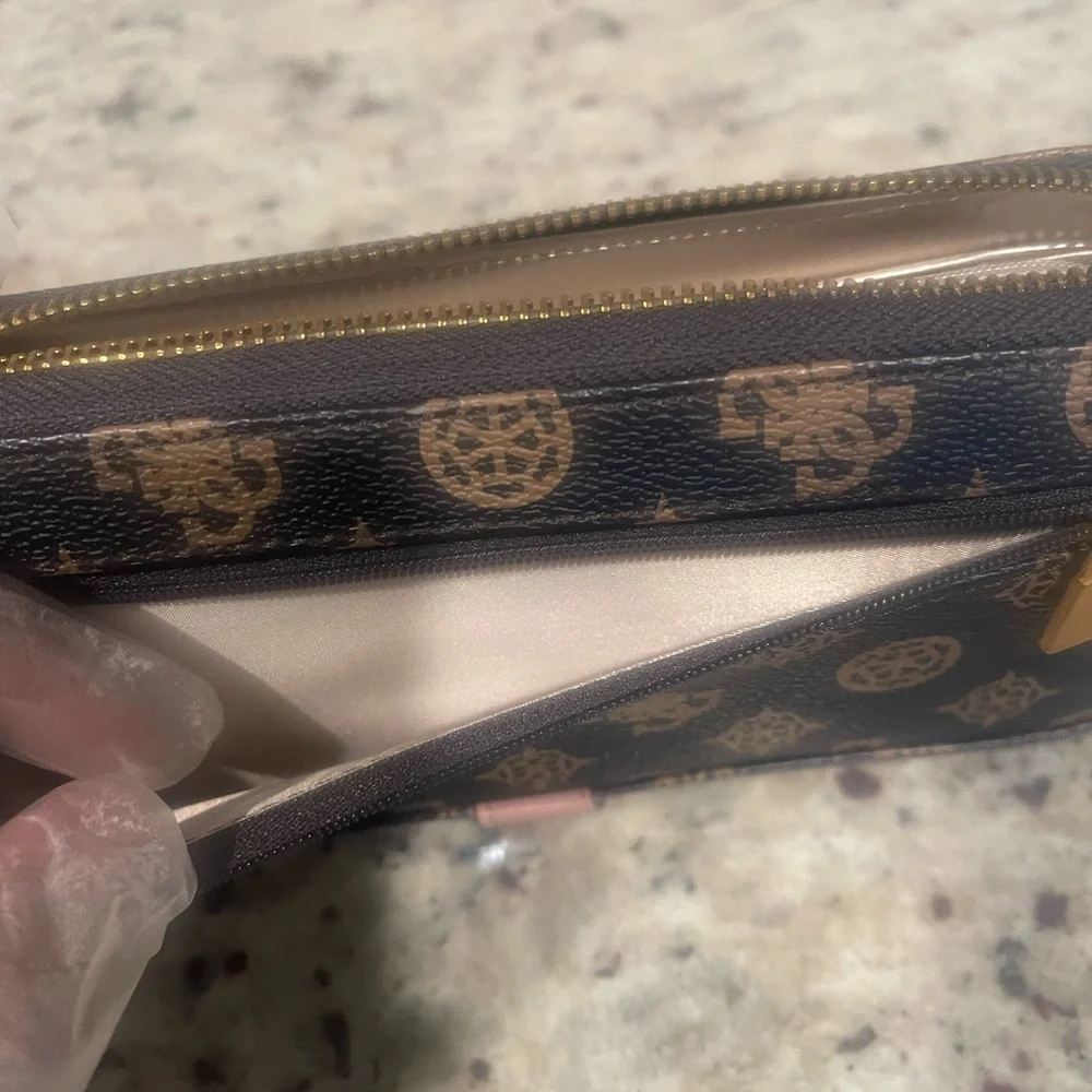 GUESS BRIANA WRISTLET WALLET‎ with Gold Accents - Picture 7 of 8